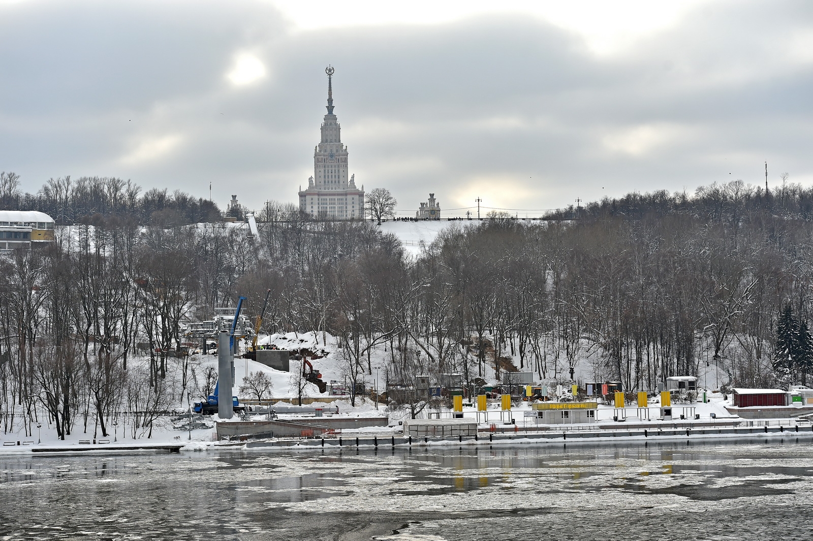 воробьевы горы зимой москва